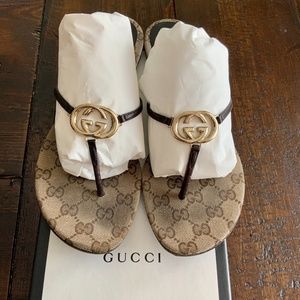 GUCCI GG Logo Leather Flip Flops Size: 10 | IT 40